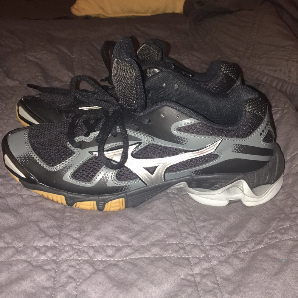 Mizuno volleyball shoes. Size 8.